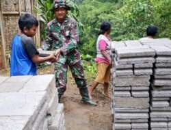 Rumahnya Direhab TNI, Bocah 11 Tahun Turut Membantu Melansir Material