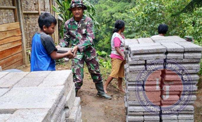 Rumahnya Direhab TNI, Bocah 11 Tahun Turut Membantu Melansir Material