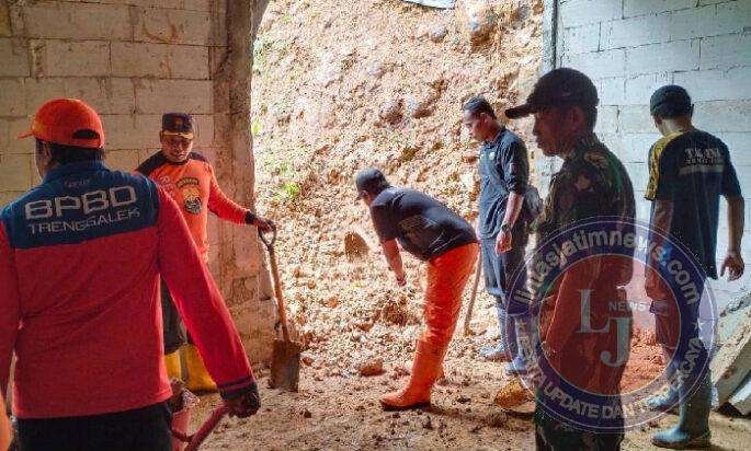 Hujan Deras Picu Longsor di Trenggalek, TNI–BPBD Sigap Bantu Warga Terbis