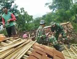 Tak Diragukan Lagi, Satgas TMMD 127 Kodim Wonogiri Cekatan Rehab Atap Rumah Milik Sarikem