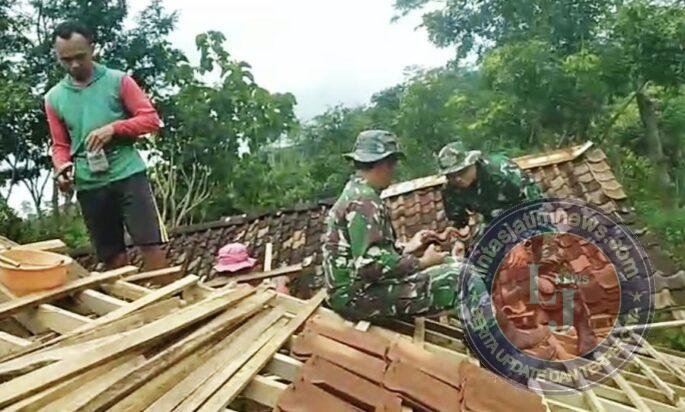 Tak Diragukan Lagi, Satgas TMMD 127 Kodim Wonogiri Cekatan Rehab Atap Rumah Milik Sarikem