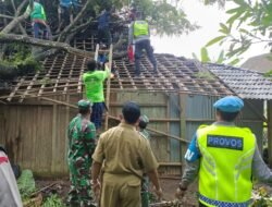 Sinergitas TNI Polri Bersama Warga Evakuasi Pohon Timpa Rumah Warga