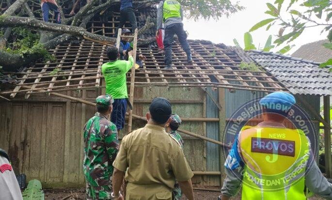 Sinergitas TNI Polri Bersama Warga Evakuasi Pohon Timpa Rumah Warga