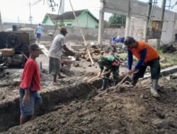 Babinsa dan Warga Tulungrejo Bergotong Royong Perbaiki Talut di Halaman Koperasi Desa