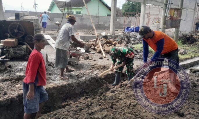 Babinsa dan Warga Tulungrejo Bergotong Royong Perbaiki Talut di Halaman Koperasi Desa