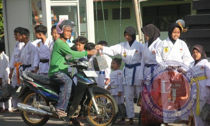 Dari Dojo ke Jalanan, Anak-anak Karate INKAI Ranting Kodim 0806/Trenggalek Berbagi Takjil