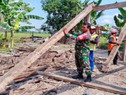 Sentuhan Gotong Royong di Gandul, Babinsa Bantu Rehabilitasi Rumah Warga
