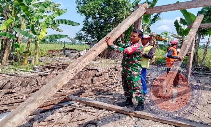 Sentuhan Gotong Royong di Gandul, Babinsa Bantu Rehabilitasi Rumah Warga