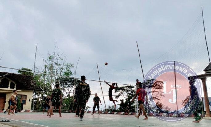 Menunggu Saat Berbuka Puasa, Ini Yang Dilakukan Satgas TMMD Reguler 127 Bersama Pemuda