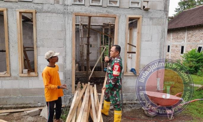 Bantu Bangun Rumah, Wujud kepedulian Babinsa Kodim Ponorogo Kepada Warga