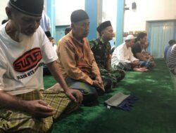 Tingkatkan Imtaq di Bulan Ramadhan, Babinsa Kepatihan Wetan Sholat Tarawih Berjama’ah