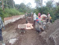 Semangat Kaum Ibu Warnai TMMD Mliwis, Gotong Royong Cor Jalan Demi Akses Lebih Baik