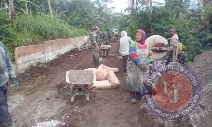 Semangat Kaum Ibu Warnai TMMD Mliwis, Gotong Royong Cor Jalan Demi Akses Lebih Baik