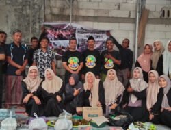 Tebar Kebaikan di Bulan Ramadhan, Alumni MTs “Ihyaul Ulum” Bagi-Bagi Takjil dan Santunan Anak Yatim