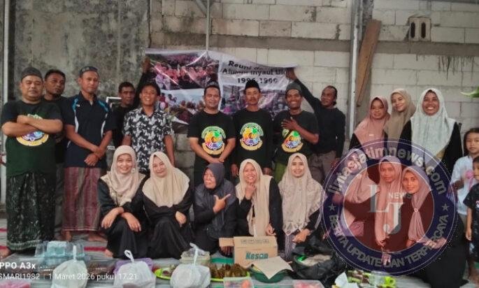 Tebar Kebaikan di Bulan Ramadhan, Alumni MTs “Ihyaul Ulum” Bagi-Bagi Takjil dan Santunan Anak Yatim