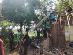 Di Balik Dinding Rapuh, Tumbuh Kepedulian: TNI dan Warga Banjarsari Kulon Bedah Rumah Ibu Sumarlih