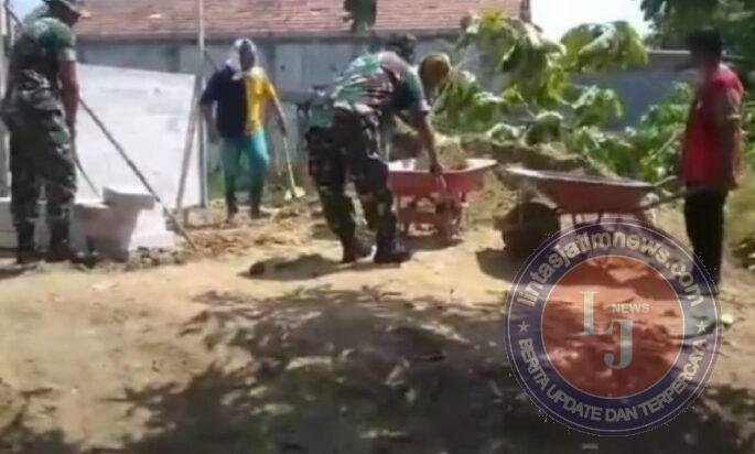 Babinsa Bantu Pengurukan Rumah Warga, Dukungan Nyata Bagi yang Membutuhkan