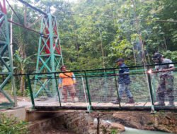 Sinergi TNI dengan Rakyat, Kini Jembatan Gantung Kalisat Desa Pagutan Capai Proges 75 Persen
