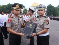 Kapolres Pasuruan Pimpin Apel dan Berikan Penghargaan kepada 38 Personel Berprestasi