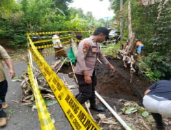 Pasang Police Line Polres Lumajang Tangani Longsor di Tempursari Kendaraan Berat Dilarang Melintas