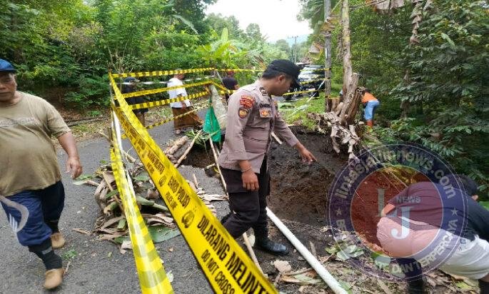 Pasang Police Line Polres Lumajang Tangani Longsor di Tempursari Kendaraan Berat Dilarang Melintas