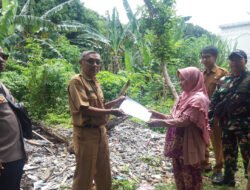 Peduli Lingkungan, Babinsa & Bhabinkamtibmas Pajang Ingatkan Warga Tidak Membakar Sampah Sembarangan