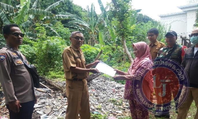 Peduli Lingkungan, Babinsa & Bhabinkamtibmas Pajang Ingatkan Warga Tidak Membakar Sampah Sembarangan