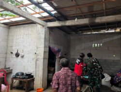 Hujan Angin Rusak Rumah Warga di Pule Trenggalek, Babinsa Sigap Turun Tangan