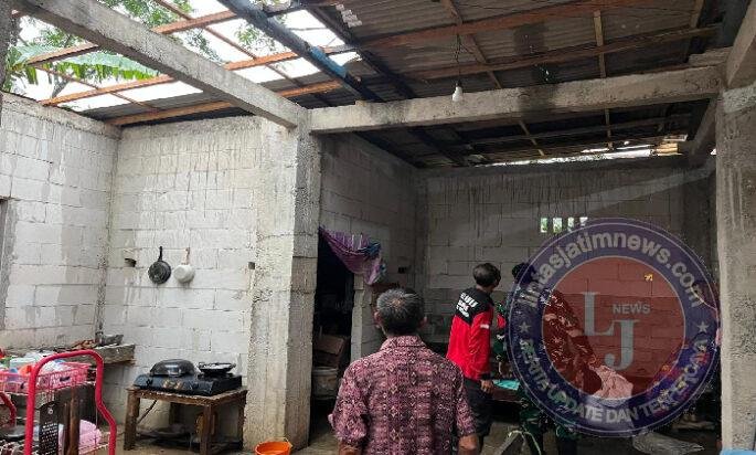 Hujan Angin Rusak Rumah Warga di Pule Trenggalek, Babinsa Sigap Turun Tangan
