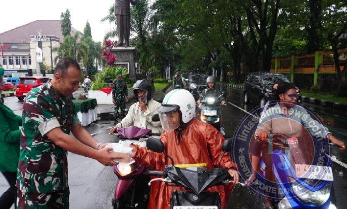 Hangatkan Ramadhan, Eratkan Silaturahmi, Dandim Boyolali Turun ke Jalan Bagikan Ratusan Paket Takjil
