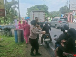 Kapolsek Purwosari Bersama Bhayangkari Bagikan 250 Takjil, Wujud Kepedulian di Bulan Ramadan