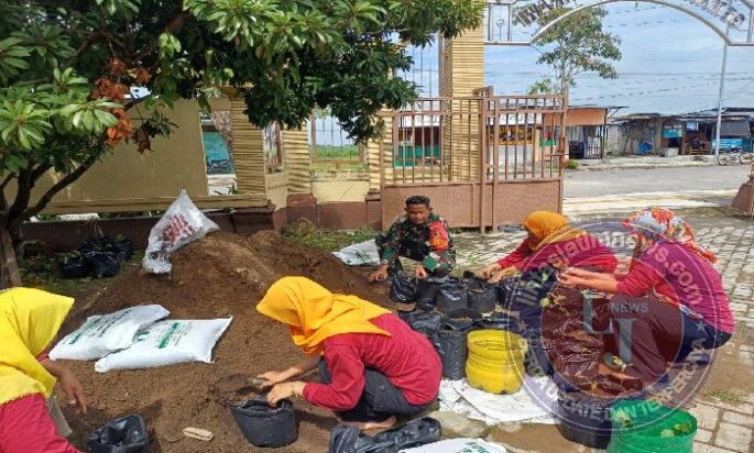 Hijaukan Pekarangan Desa, Babinsa Buduran Gandeng PKK Tanam Sayuran di Sekitar Kantor Desa