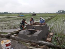 Babinsa dan Warga Pulerejo Bangun Saluran Irigasi Sumur Sible