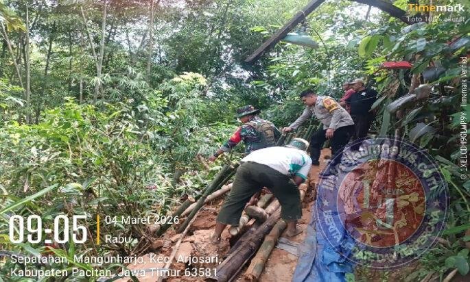 Gerak Cepat Babinsa 0801/03 Arjosari Tinjau Lokasi Tanah Longsor Di Wilayahnya