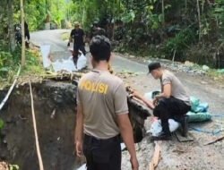 Gotong Royong Polres Lumajang dan Warga Pasang Ratusan Bronjong di Lokasi Longsor