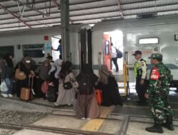 Tingkatkan Keamanan Obyek Vital Jelang Idul Fitri, Babinsa Purwosari Laksanakan Pemantauan di Stasiun