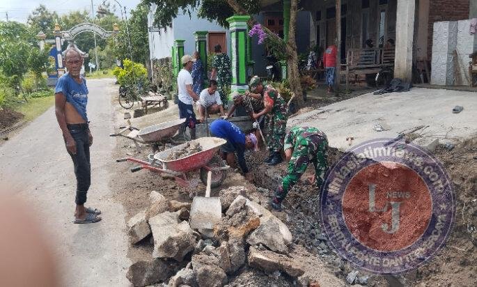 Babinsa Bersama Warga Membangun Gorong-Gorong, Bentuk Kepedulian Terhadap Pembangunan Infrastruktur Desa