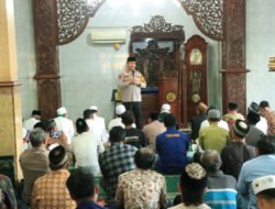 Kapolres Gresik Sholat Jumat di Masjid Ainul Yaqin Wringinanom, Ajak Warga Jaga Kamtibmas Selama Ramadan