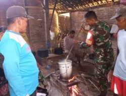 Babinsa dan Petani Plumpungrejo Olah “Bubur California”, Cara Murah Lindungi Padi dari Hama