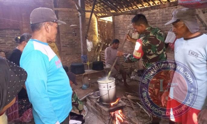 Babinsa dan Petani Plumpungrejo Olah “Bubur California”, Cara Murah Lindungi Padi dari Hama