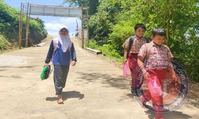 ‎Kini Ubaik Dan Temannya Tidak Kwatir Terlambat Sekolah Berkat TMMD 127 Kodim Wonogiri