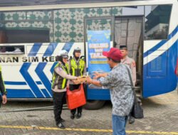 Ngabuburit Sambil Urus SIM, Layanan SIM Keliling Ramadan Satlantas Polres Gresik Diserbu Warga di Masjid Agung