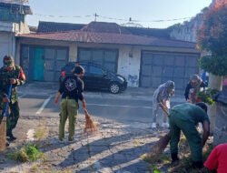 Budayakan Gotong Royong, Babinsa Tegalharjo Kerja Bakti Bersama Masyarakat Bersihkan Lingkungan