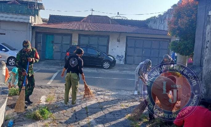 Budayakan Gotong Royong, Babinsa Tegalharjo Kerja Bakti Bersama Masyarakat Bersihkan Lingkungan