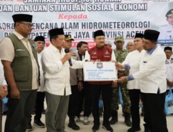Mendagri dan Mensos Serahkan Bansos Tahap Pertama Hampir Rp900 Miliar kepada Masyarakat Terdampak Bencana