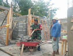 Wujud Nyata TNI Hadir di Tengah Rakyat, Babinsa ikut Gotongroyong Bangun rumah Warga