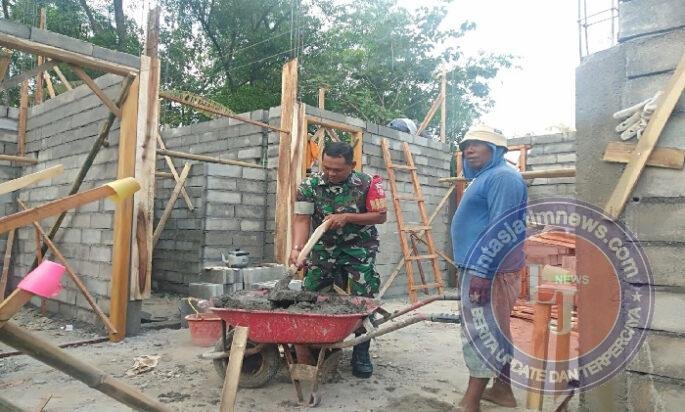 Wujud Nyata TNI Hadir di Tengah Rakyat, Babinsa ikut Gotongroyong Bangun rumah Warga