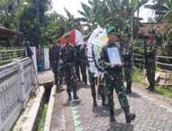 Kapten Arm Radzak Ikuti Pemakaman Militer Sebagai Penghormatan Terakhir Anggota Kodim 0801/Pacitan