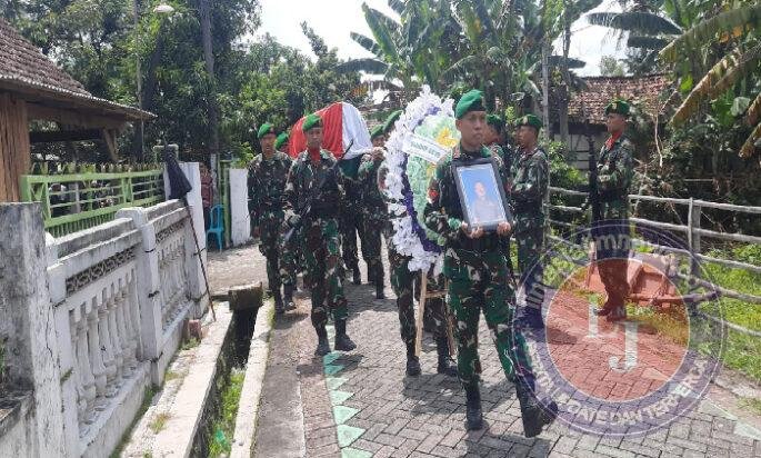 Kapten Arm Radzak Ikuti Pemakaman Militer Sebagai Penghormatan Terakhir Anggota Kodim 0801/Pacitan