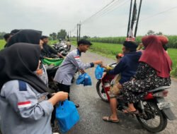 Menebar Kebaikan di Senja Ramadhan, OSIS MAN 6 Jombang Berbagi Takjil untuk Warga